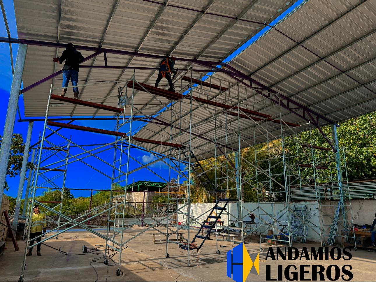 Andamios de interior: la soluci&oacute;n segura para trabajos en altura